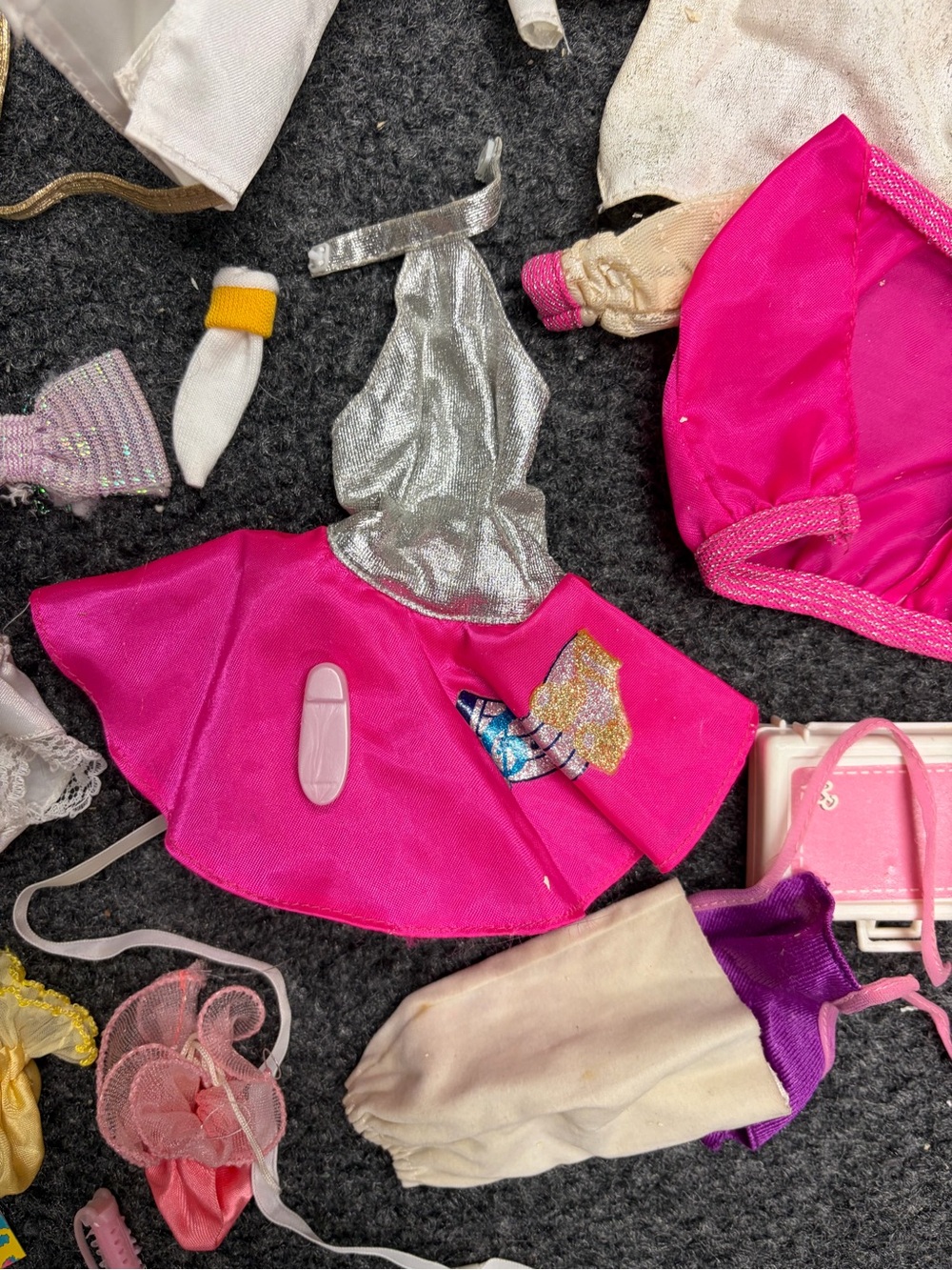 Vintage lot of 1980s Barbie clothes outfits accessories suitcase - Picture 14 of 15